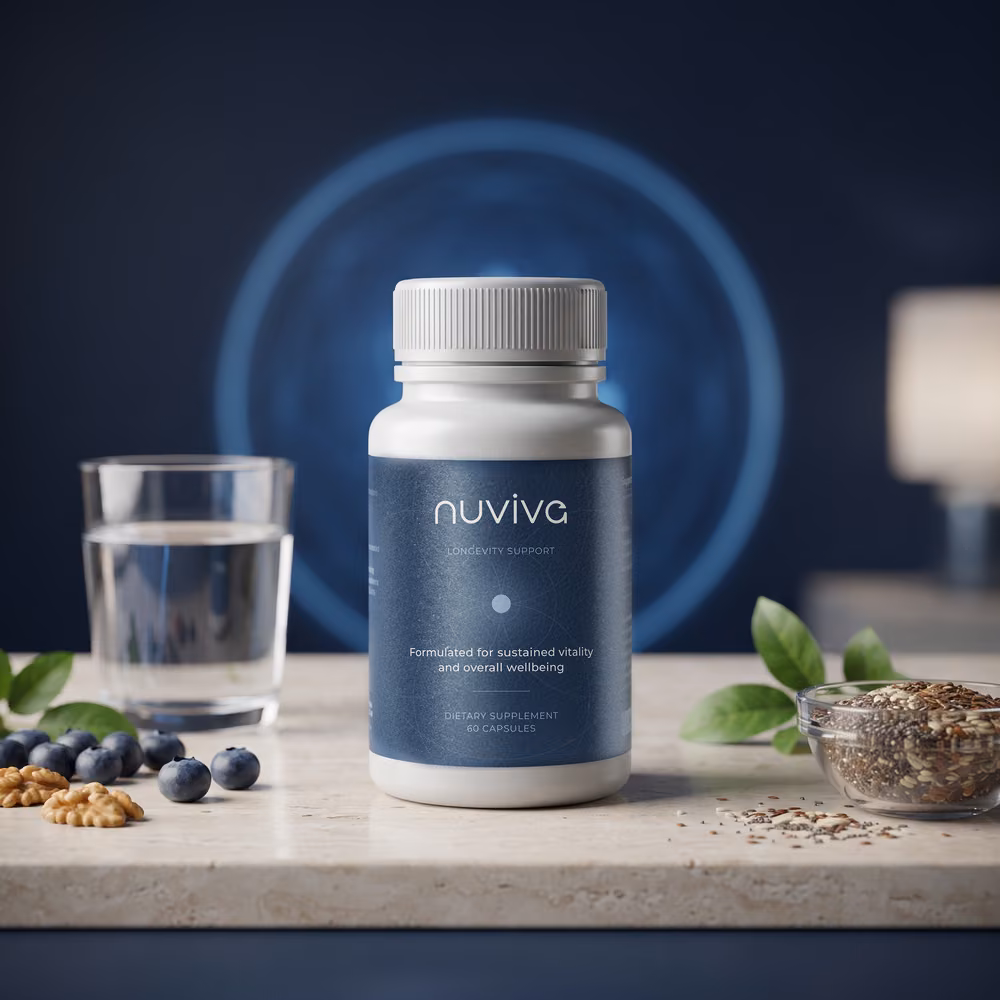 Flacon de Nuviva posé sur une table en pierre près d’un verre d’eau et de myrtilles